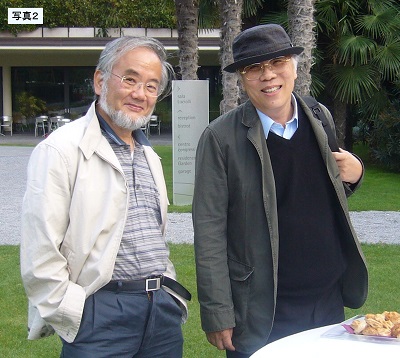 写真2:イタリアで開催されたEMBO「Ubiquitin」Meeting にて。大隅博士(左)と筆者(右)。