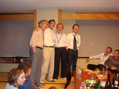 写真2 オートファジー国際学会の懇親会@琵琶湖ほとんど学生コンパのノリ。あまりの迫力にガイジンたちが引いているのに注目。たしか琵琶湖周航の歌を歌ったはず。
