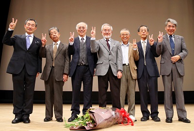 写真3 七人の侍@京都産業大学(写真:朝日新聞提供)このあと、7人で飲みに行き、大隅さんの受賞を心ゆくまでお祝いしました