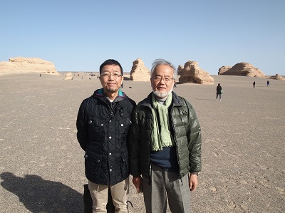 大隅先生と私。ゴビ砂漠にて